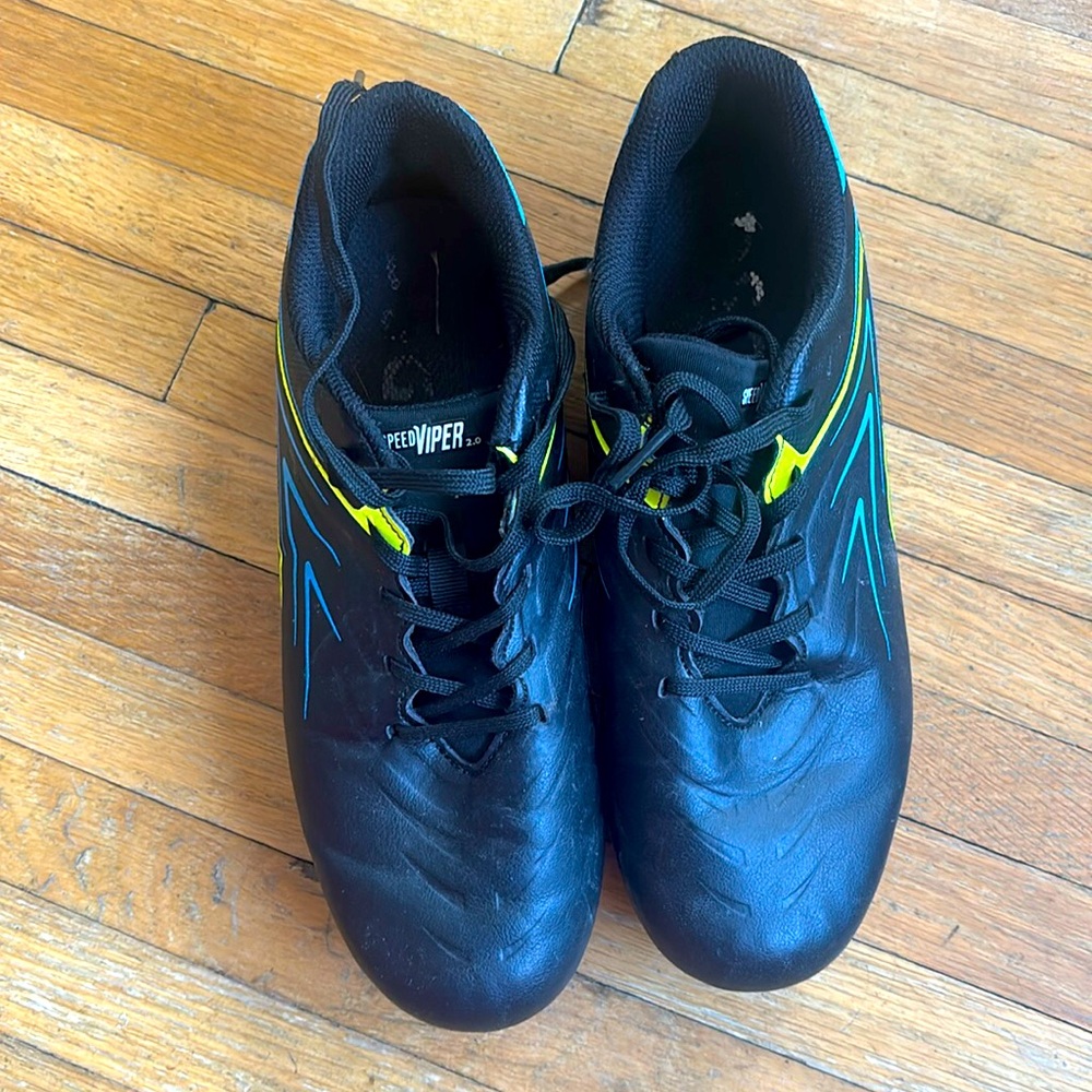 Boys brand DSG soccer cleats. Size 5, big boys. Fit my 11-year-old.